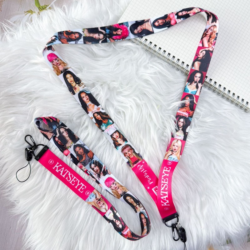 KATSEYE Anime Peripheral Phone - Anime Merchandise Bag recension och pris